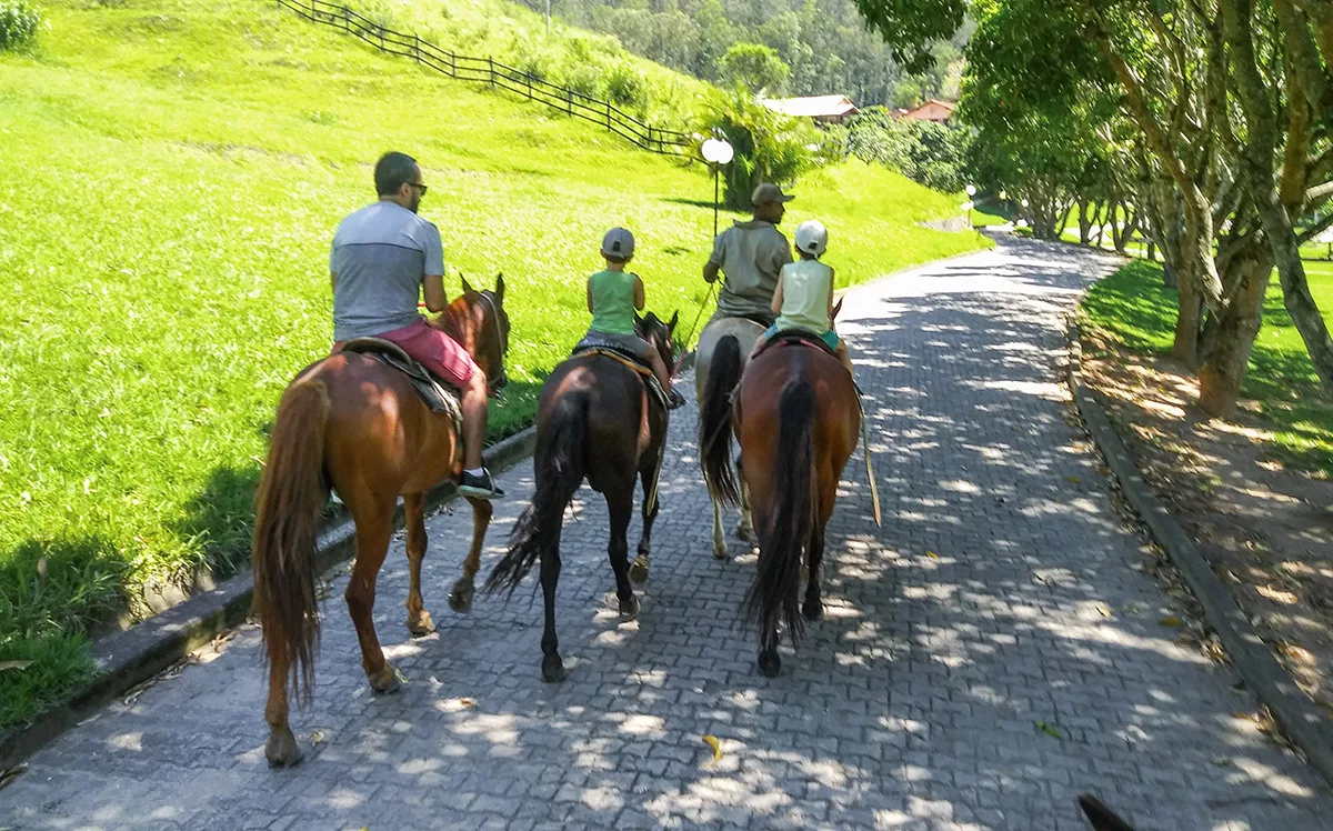 familia-andando-de-cavalo-fazenda-ribeirao