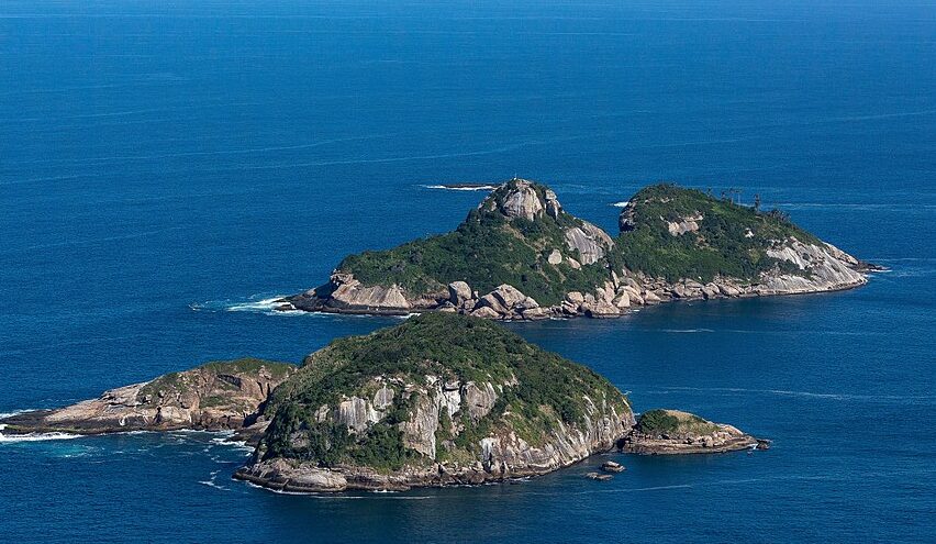 TIJUCAS` ISLANDS Tijuca Islands stand-up paddle WHAT TO DO IN RIO DE JANEIRO Ecotourism Adventure tourism Barra da Tijuca Tijuca Forest wildlife How to get to Tijuca Island